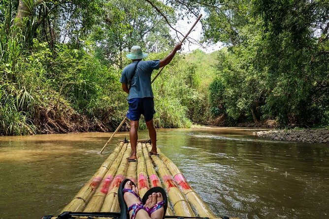 Paseo en balsa de bambú en Chiang Mai, Tailandia Paseo en balsa de bambú en Chiang Mai, Tailandia