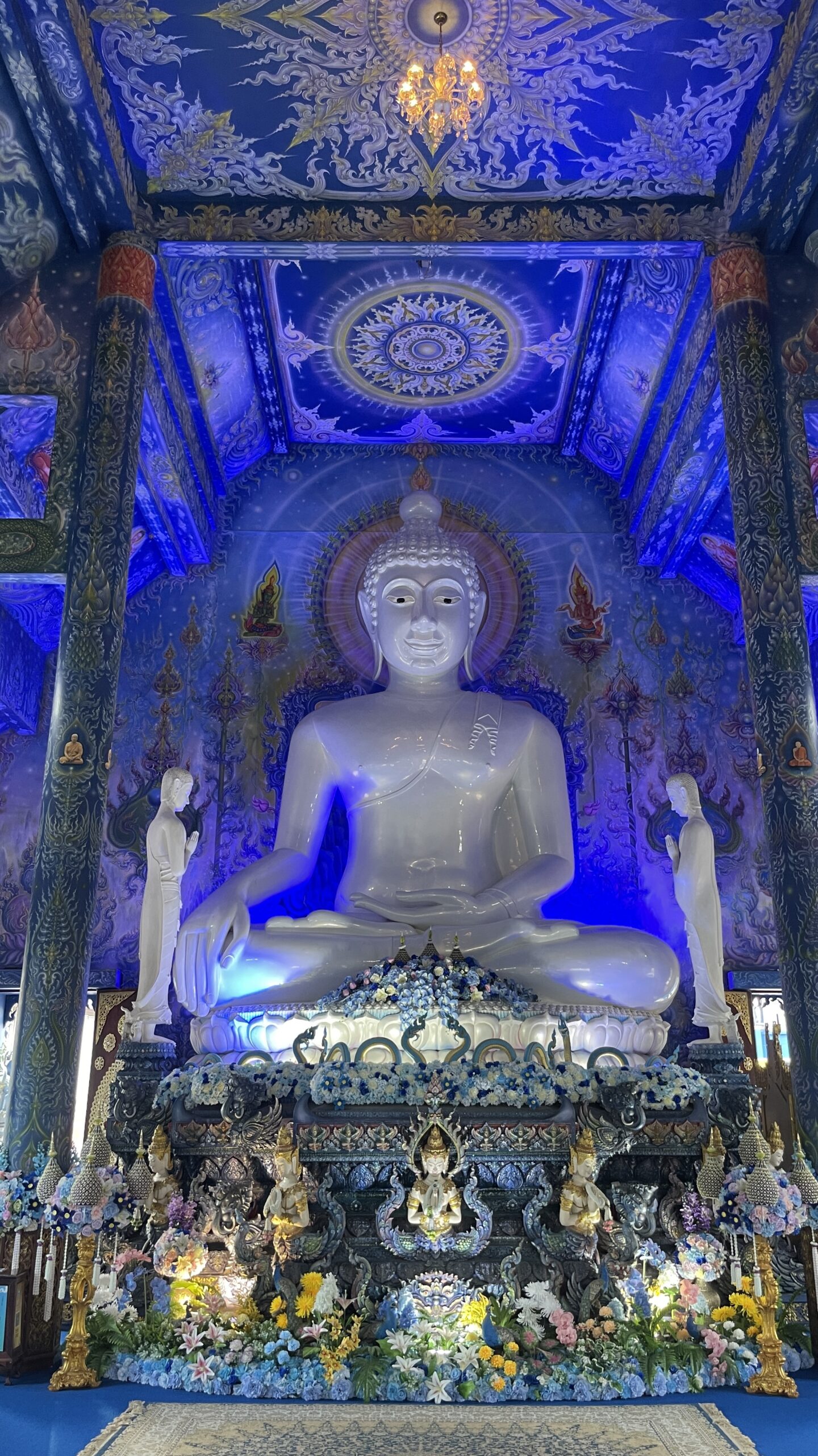 Gran Buda blanco en el interior del Templo Azul de Chiang Rai Gran Buda blanco en el interior del Templo Azul de Chiang Rai