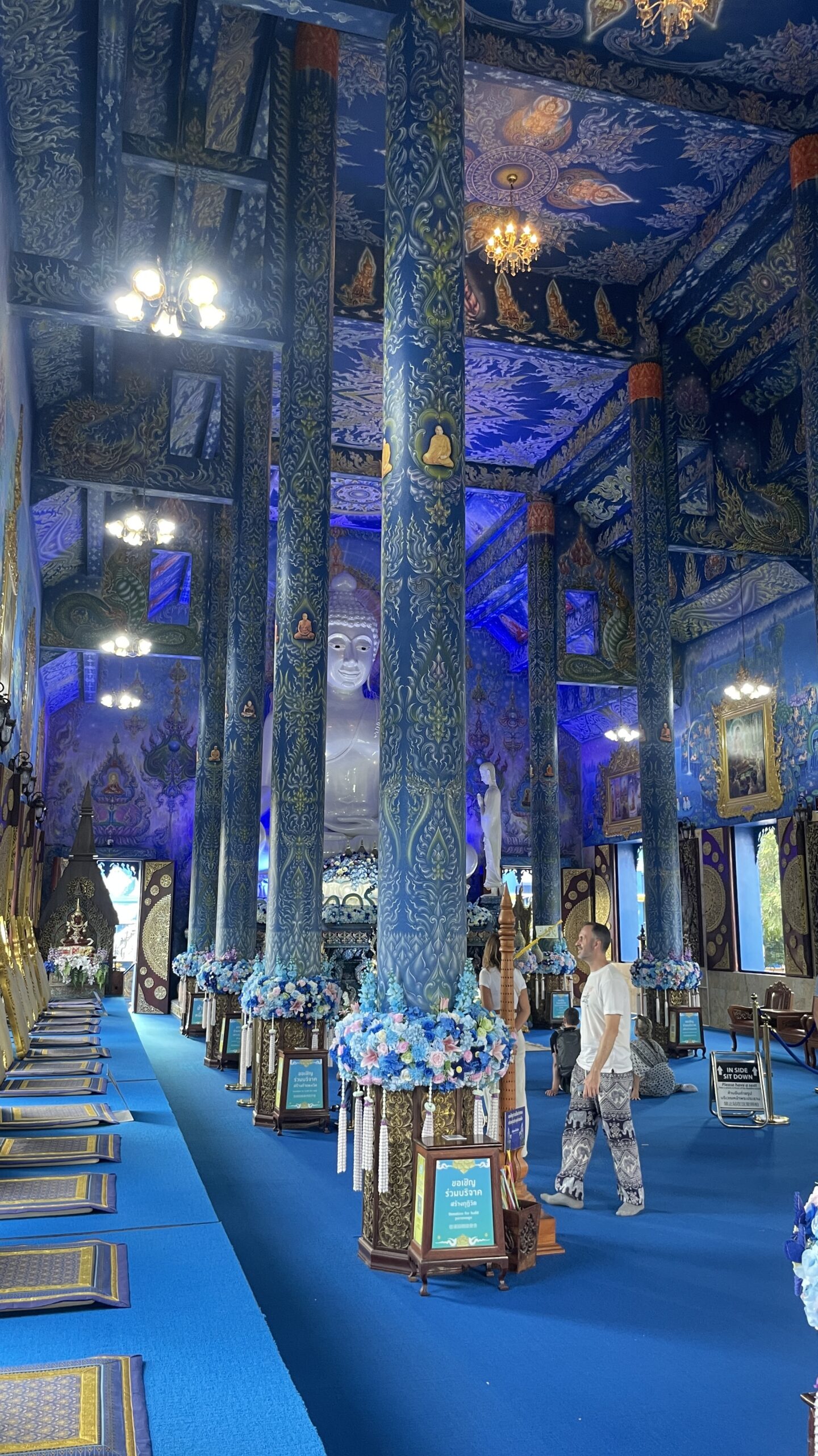 Interior del Templo Azul en Chiang Rai Interior del Templo Azul en Chiang Rai