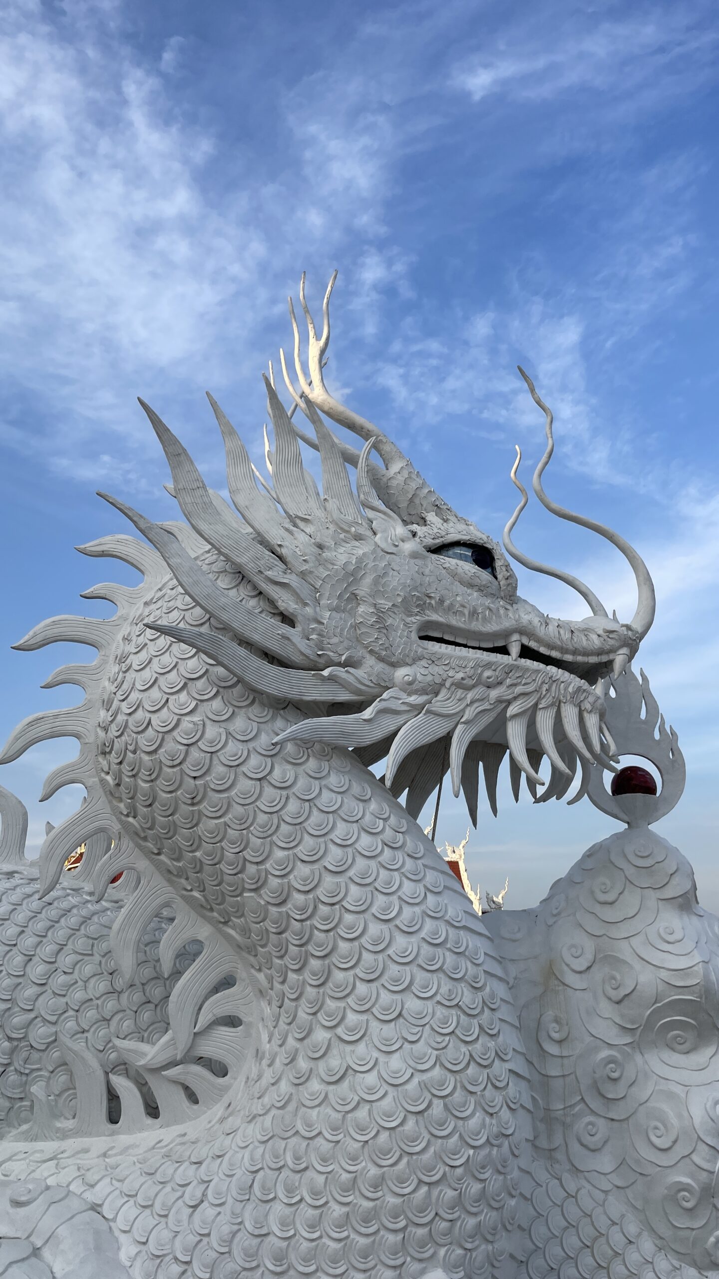 Dragón en la entrada del Templo Blanco de Chiang Rai Dragón en la entrada del Templo Blanco de Chiang Rai