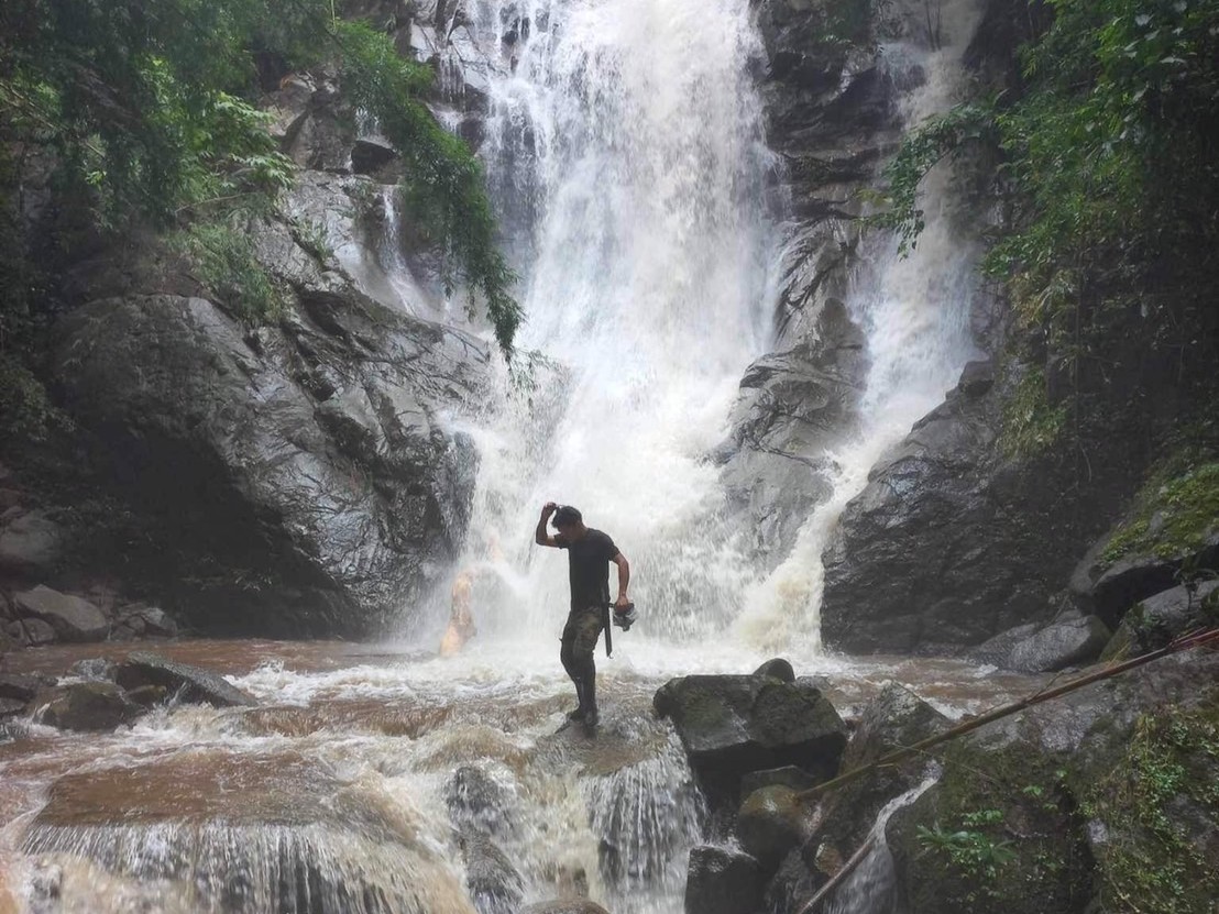 Baño en una cascada de Chiang Mai Baño en una cascada de Chiang Mai