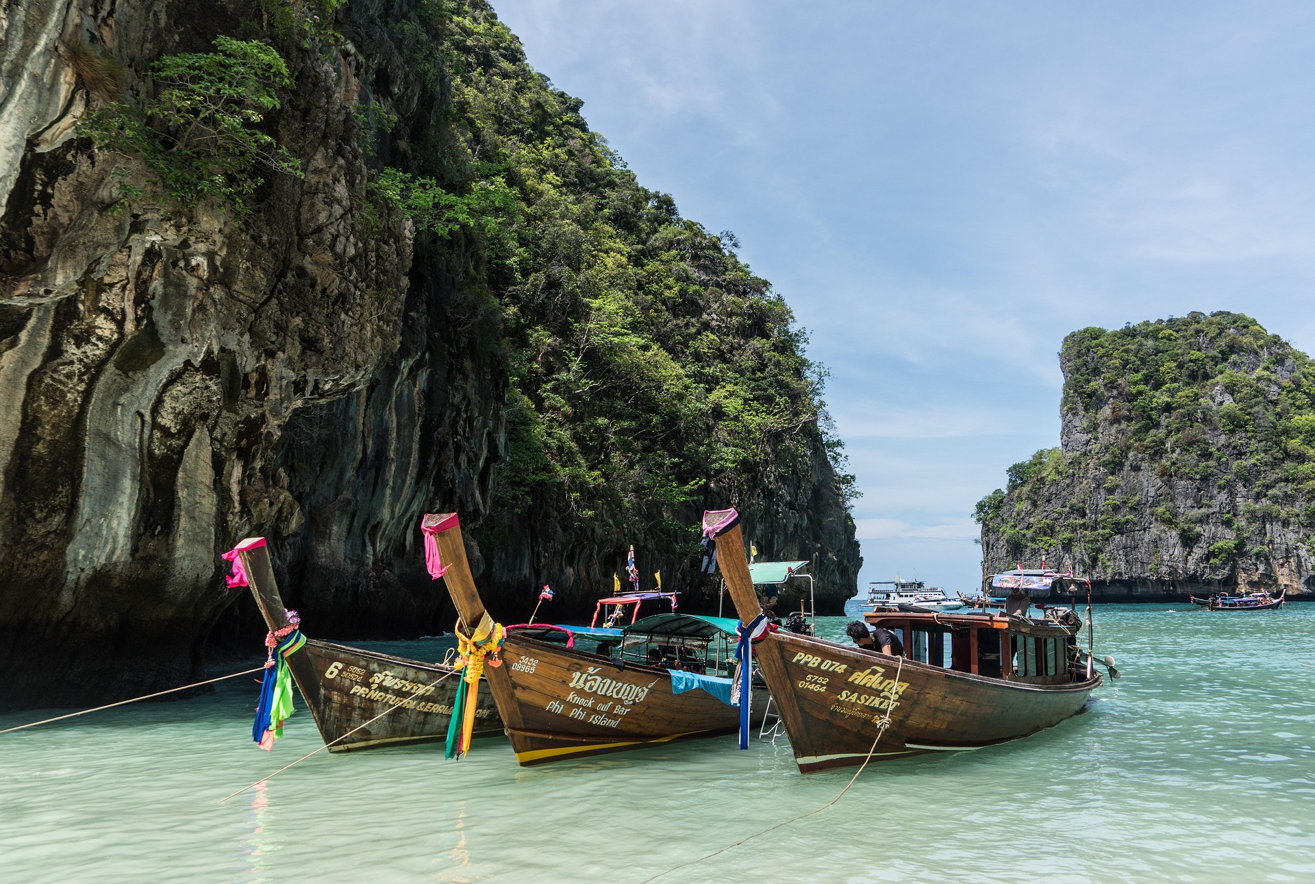 Lancha rápida frente a las Islas de Phi Phi. Lancha rápida frente a las Islas de Phi Phi.