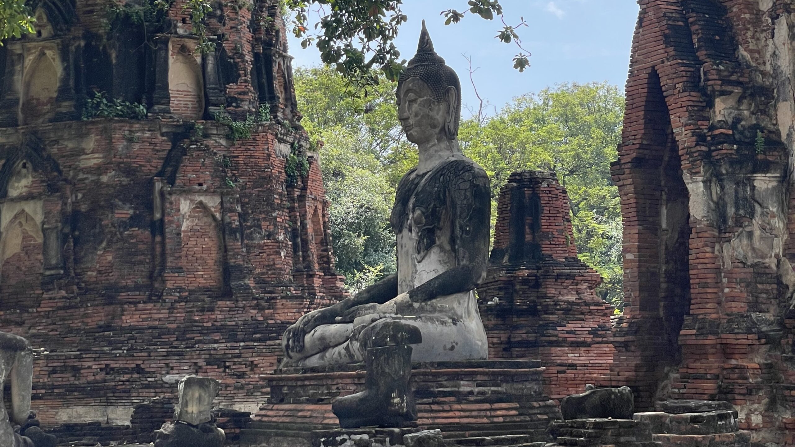 Ruinas del templo Wat Mahathat en Ayutthaya Ruinas del templo Wat Mahathat en Ayutthaya