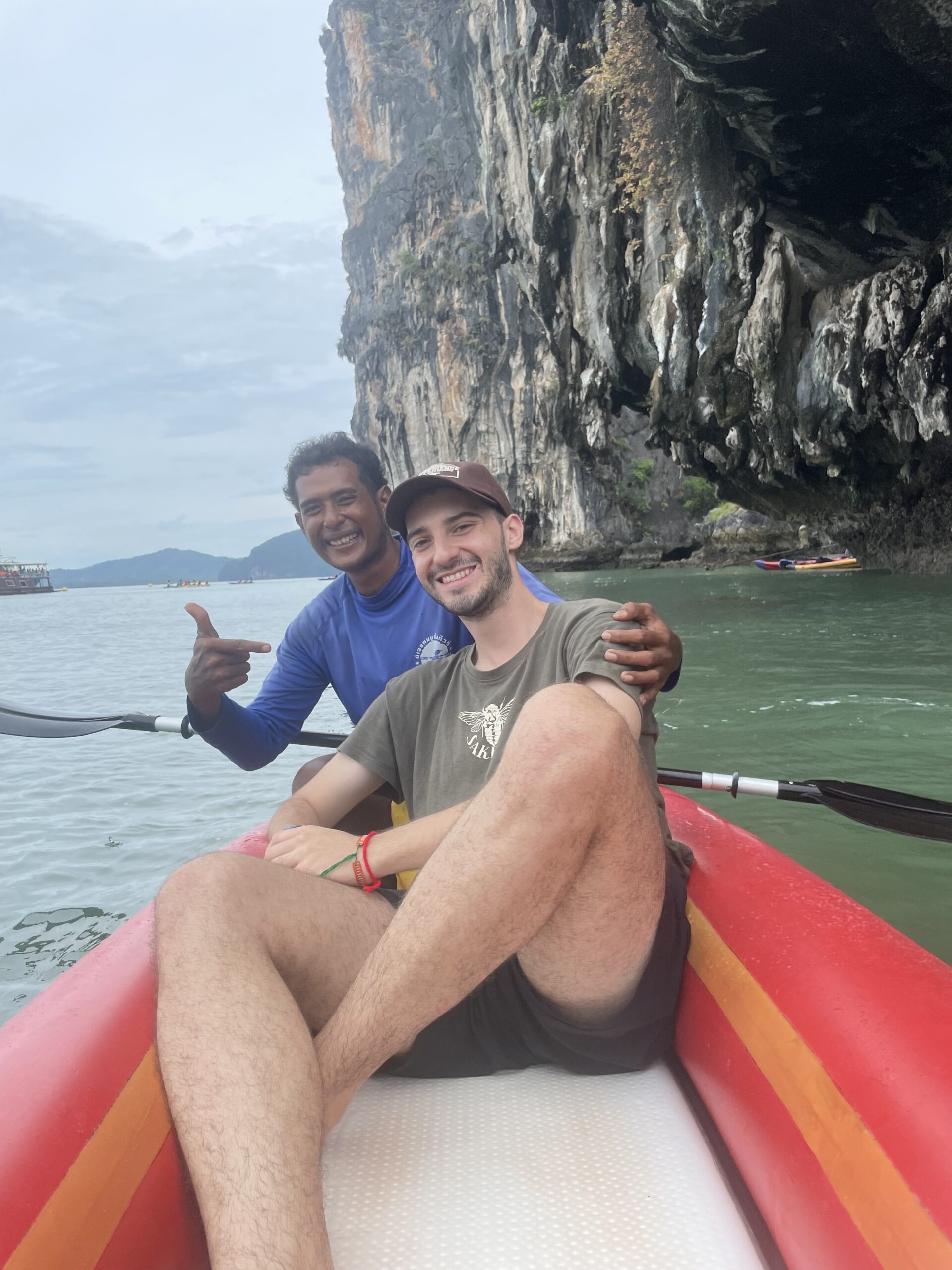 Paseo en canoa por las cuevas de Phang Nga Paseo en canoa por las cuevas de Phang Nga