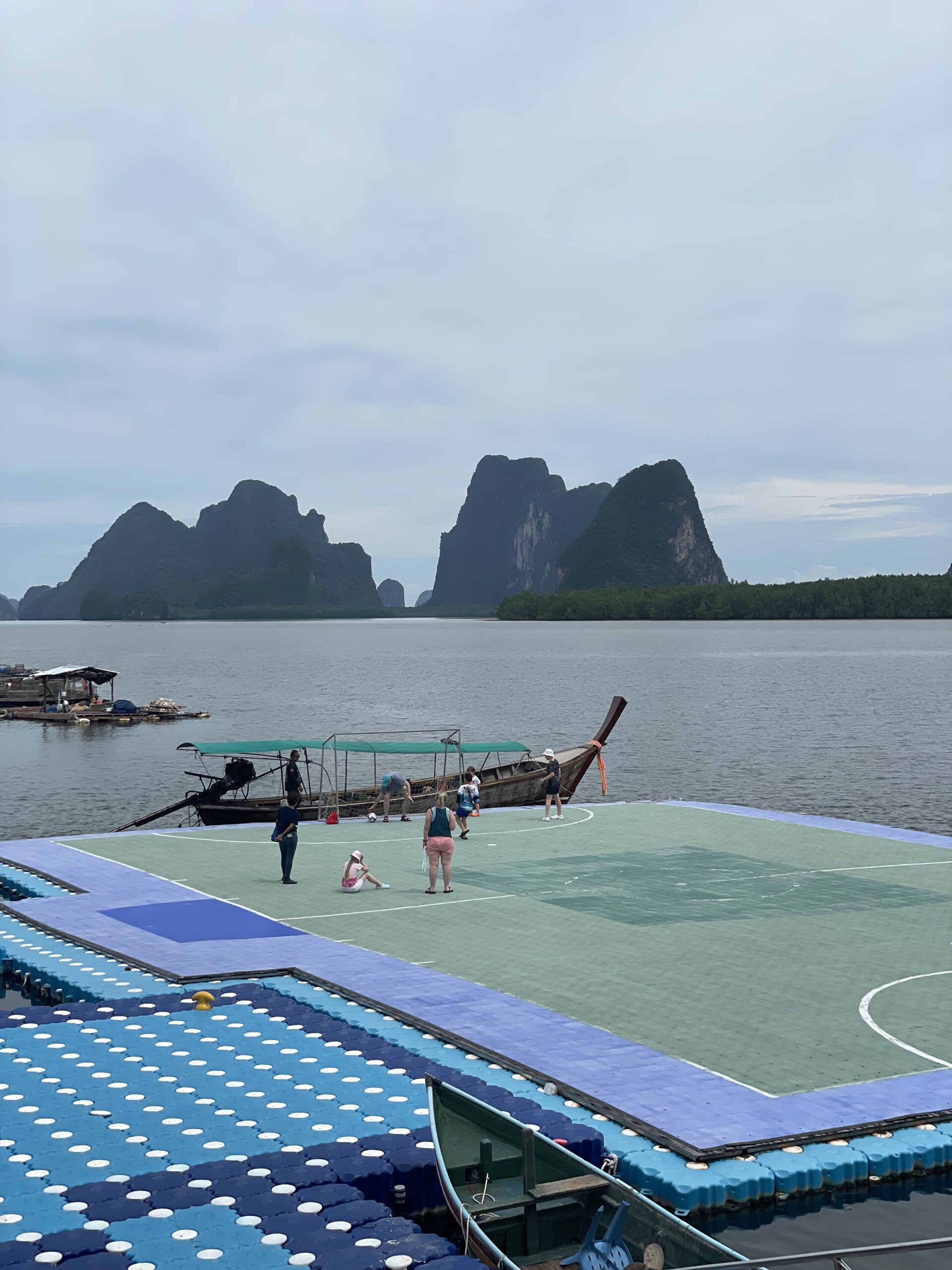 Texto alternativo: Pista de fútbol flotante de Koh Panyee en Tailandia Texto alternativo: Pista de fútbol flotante de Koh Panyee en Tailandia