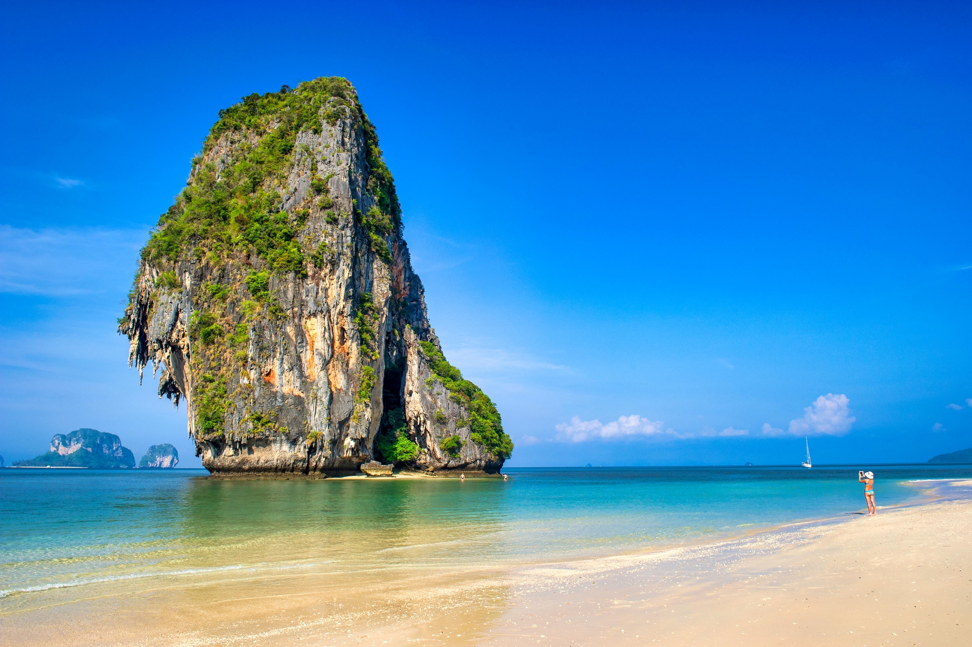 Playa de Phra Nang con acantilados de piedra caliza Playa de Phra Nang con acantilados de piedra caliza