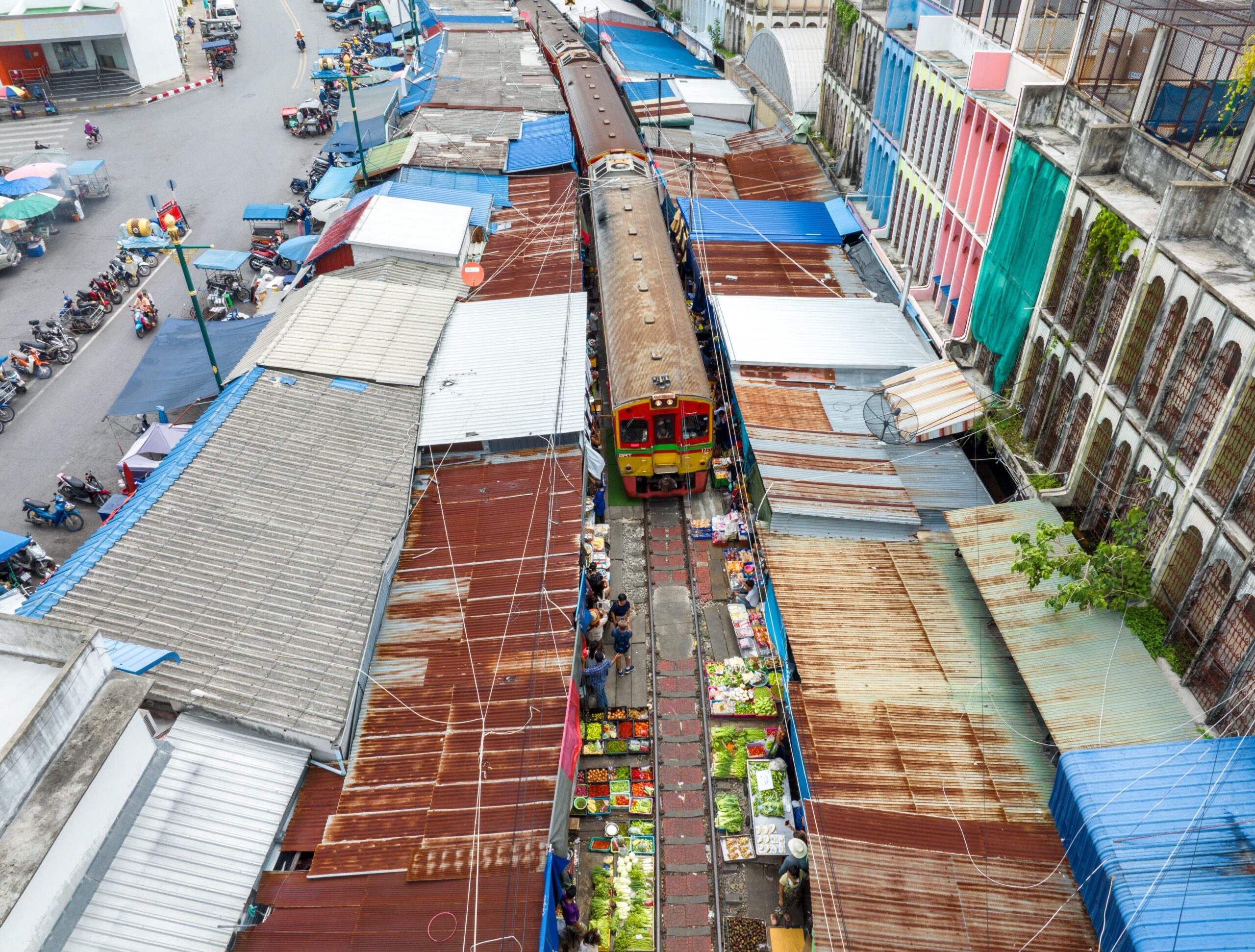 Tren atravesando el Mercado de Maeklong Tren atravesando el Mercado de Maeklong
