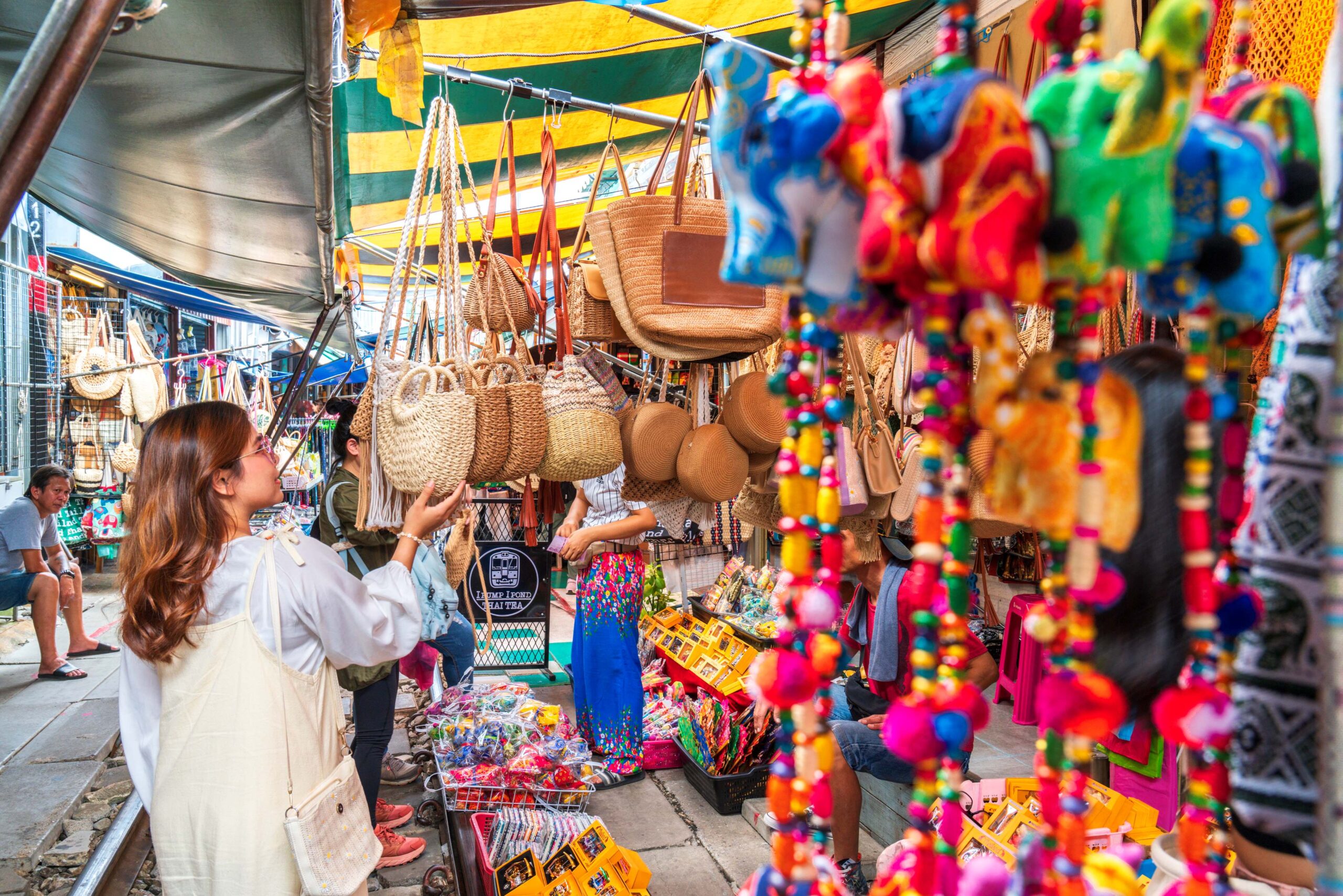 Puestos del Mercado del Tren de Maeklong Puestos del Mercado del Tren de Maeklong